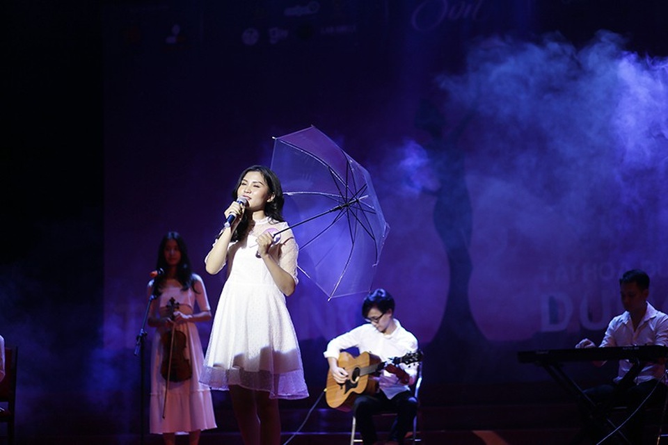 Nữ sinh trường Dược hóa sơn nữ múa võ như phim hành động - 5
Trịnh Phương Linh chìm đắm trong ca khúc Ngôi nhà hoa hồng