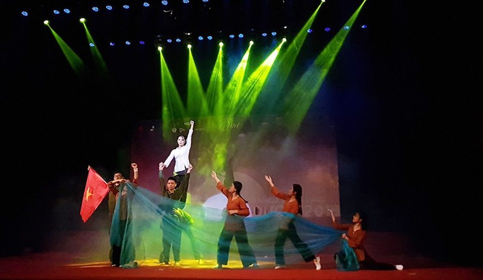 Nữ sinh trường Dược hóa sơn nữ múa võ như phim hành động - 6
Nguyễn Bích Ngọc đưa không gian trở nên lắng đọng với vở nhạc kịch Biết ơn chị Võ Thị Sáu