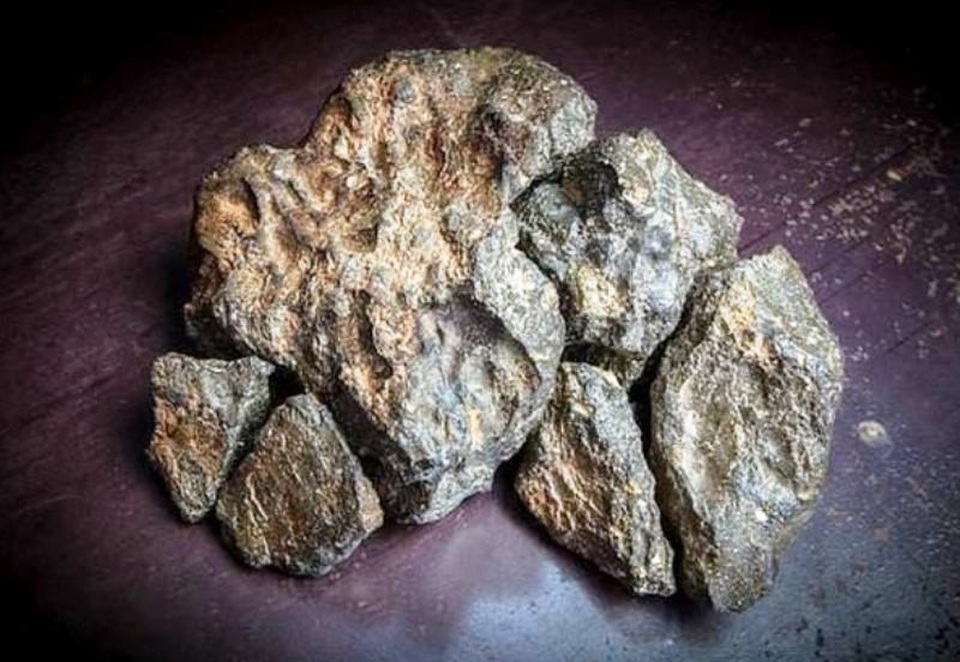 Đại gia mua thiên thạch mặt trăng giá 600.000 USD từ Mỹ về trưng bày ở Hà Nam - 2 Thiên thạch mặt trăng có 6 phần gắn liền với nhau nặng 5,5kg, phần lớn nhất có trọng lượng khoảng 2,7kg
