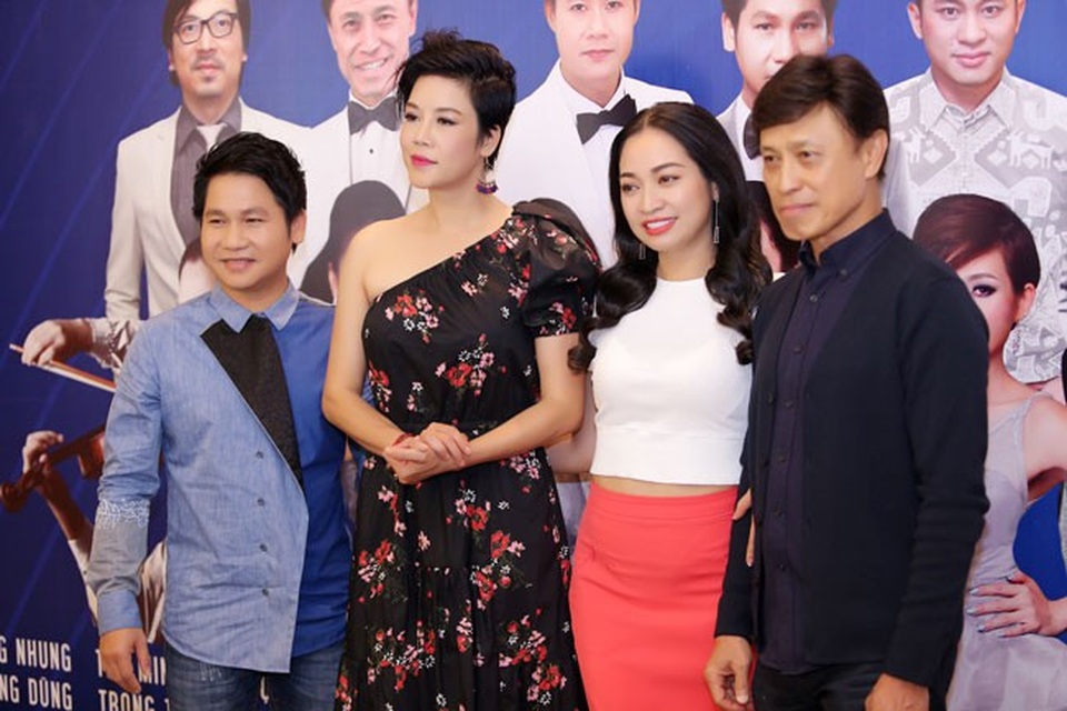 Danh ca Tuấn Ngọc: “Tôi không cần tình ái bên ngoài” - 2 Các nghệ sĩ có mặt tại sự kiện, từ phải sang: danh ca Tuấn Ngọc, bà Đoàn Thúy Phương- đại diện đơn vị tổ chức, ca sĩ Thu Phương và ca sĩ Trọng Tấn.