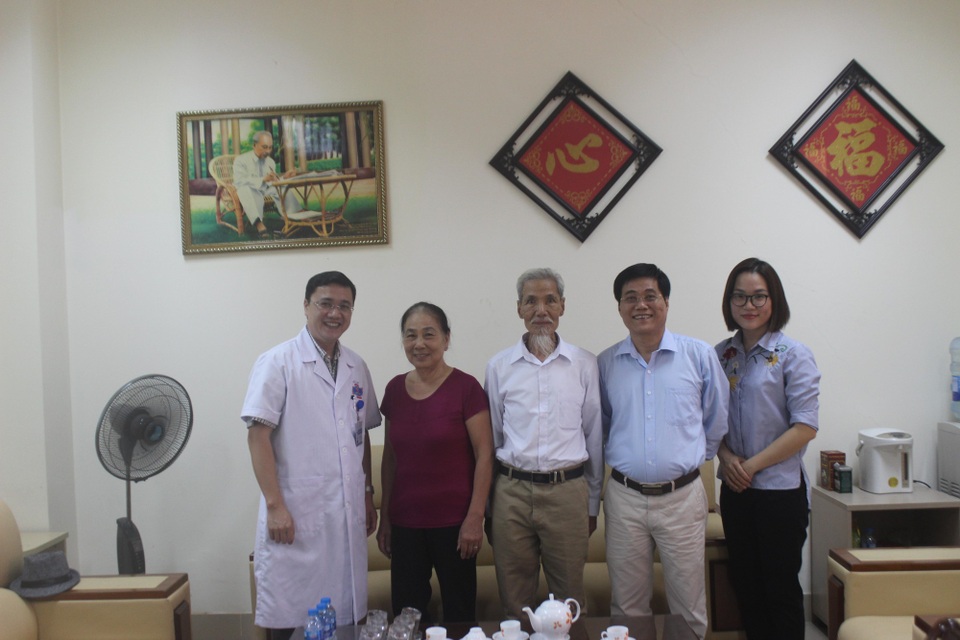 Bí quyết khỏe hơn người thường của ông lão khỏi bệnh ung thư vòm họng hơn 48 năm - 2 Ở tuổi 77, ông Hiệu với mái tóc, chòm râu bạc phơ vẫn giữ tinh thần lạc quan với bệnh tật của mình. Vì với ông, sống thêm 48 năm sau điều trị ung thư vòm họng đã là một kì tích.