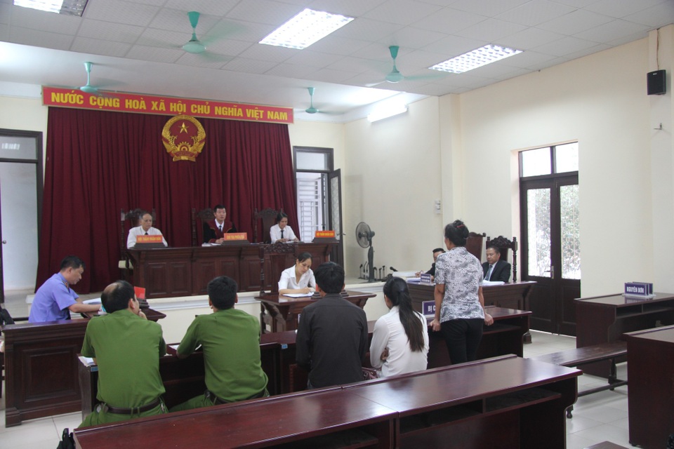Hà Nội: Giám định viên vắng mặt, tạm dừng phiên toà “buôn bán mì chính giả” - 1
Phiên tòa sơ thẩm xét xử vụ án “Buôn bán hàng giả là phụ gia thực phẩm” sáng 22/10 đã bị hoãn lại (Ảnh: Nguyễn Trường).