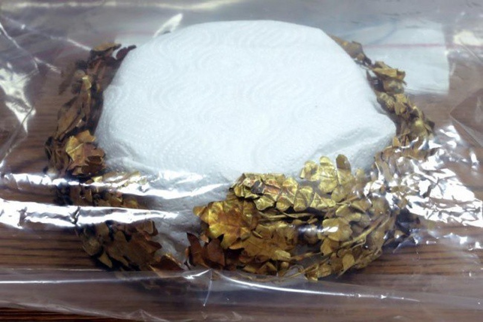 "Bán chui" kho báu đầy vương miện, vòng vàng từ thế kỷ 4 trước Công nguyên - 2 Một trong những chiếc vương miện bằng vàng của kho báu này được cảnh sát tịch thu.