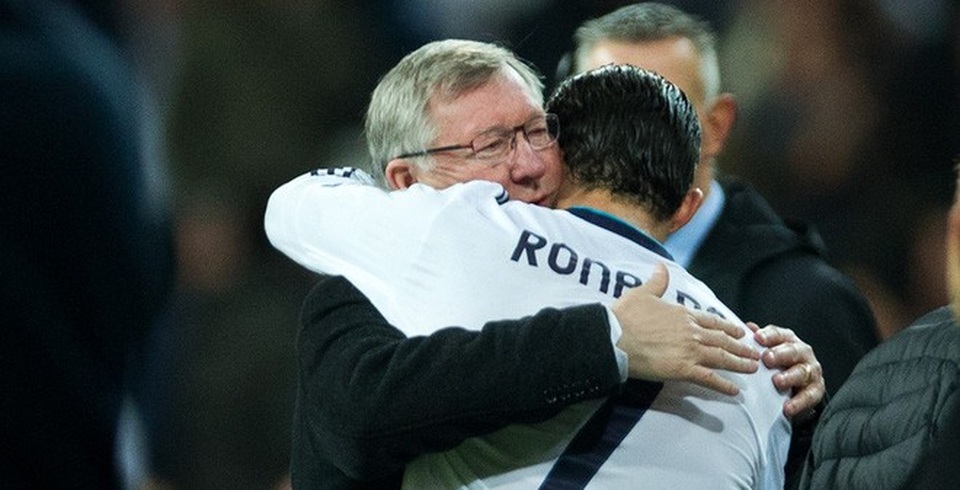 C.Ronaldo trở lại Old Trafford: Nơi ươm mầm của sự vĩ đại - 4
C.Ronaldo ôm người thầy cũ Sir Alex Ferguson khi trở lại Old Trafford năm 2013