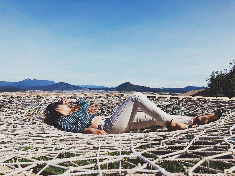 Theo tìm hiểu, phim trường này không bán vé mà chỉ thu tiền nước uống của khách khi vào chụp hình.