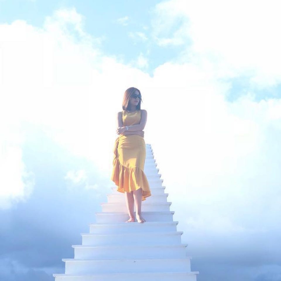 Được biết công trình này nằm trong phim trường Sunny Farm kết hợp quán cà phê, chụp hình cách trung tâm thành phố Đà Lạt khoảng 7km.