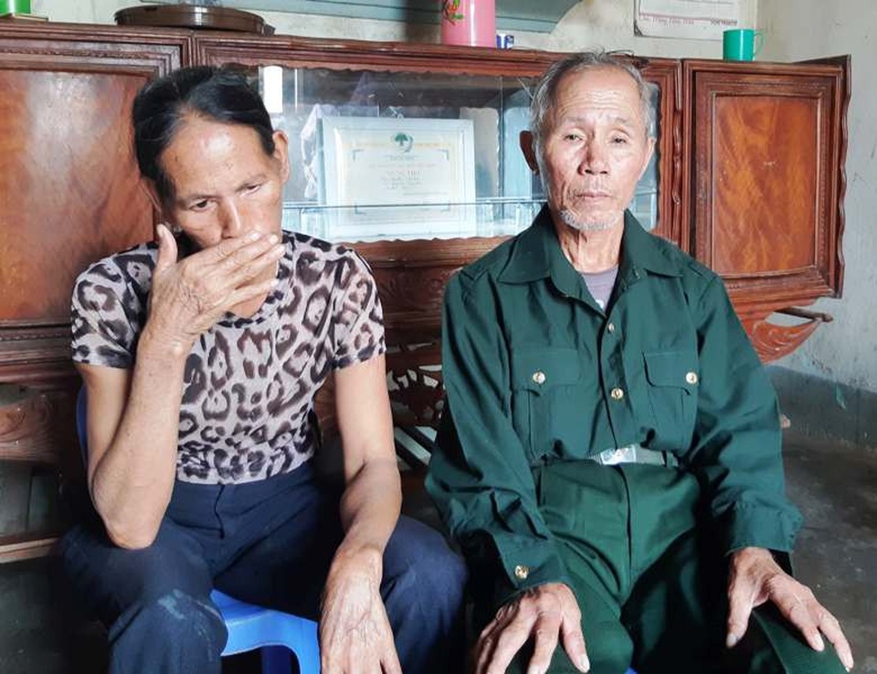 Xót thương cuộc sống khốn cùng của gia đình cựu tù Côn Đảo - 7 Bà Lân nghẹn ngào khi nhắc đến hoàn cảnh khốn khổ của gia đình.