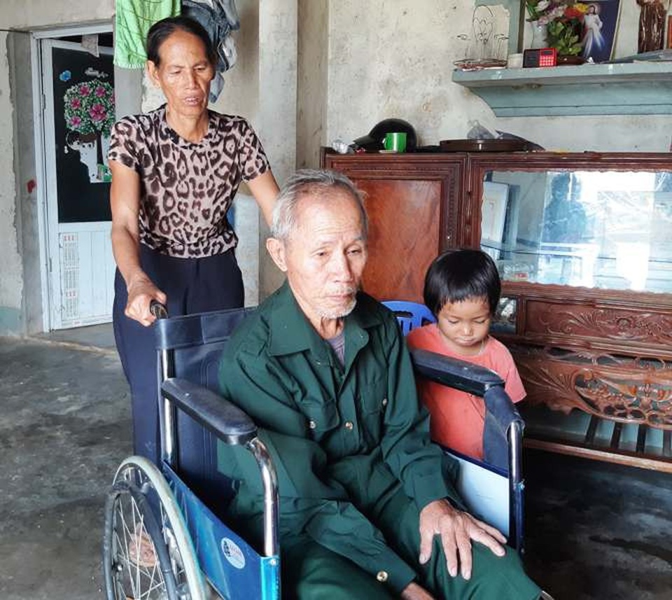 Xót thương cuộc sống khốn cùng của gia đình cựu tù Côn Đảo - 4 Ông Kế phải dùng xe lăn để di chuyển.