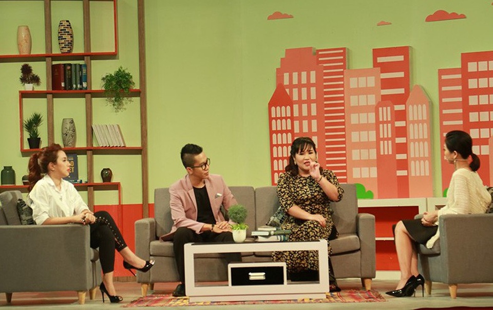 MC Liêu Hà Trinh gợi mở vấn đề mẹ chồng - nàng dâu, cô cho biết, ngày nay nhiều người xem rằng việc hà khắc, gắt gao với con dâu là điều đúng đắn vì đây là cách để giúp họ dễ dàng thích nghi với vai trò là một người nội trợ trong gia đình. Nhưng bên cạnh đó, cũng không ít người cho rằng việc mẹ chồng xét nét từng li từng tí sẽ tạo áp lực vô cùng lớn đến tinh thần của người con dâu khi bước đến một gia đình mới.