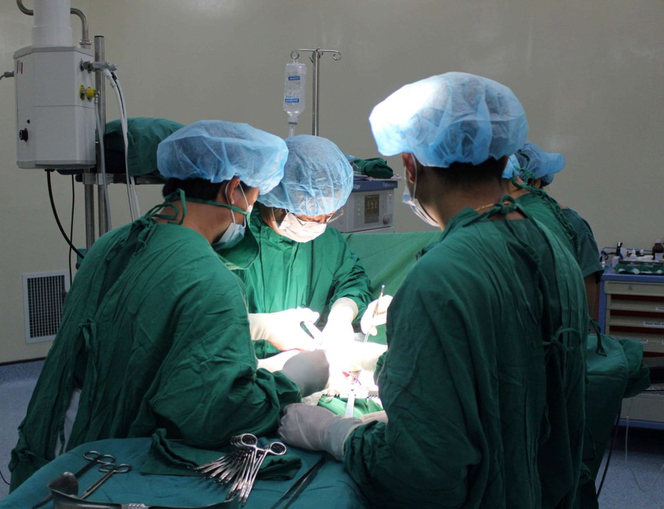 Gãy “súng” do quan hệ… tư thế lạ - 1 Các bác sĩ tiến hành phẫu thuật cho bệnh nhân.