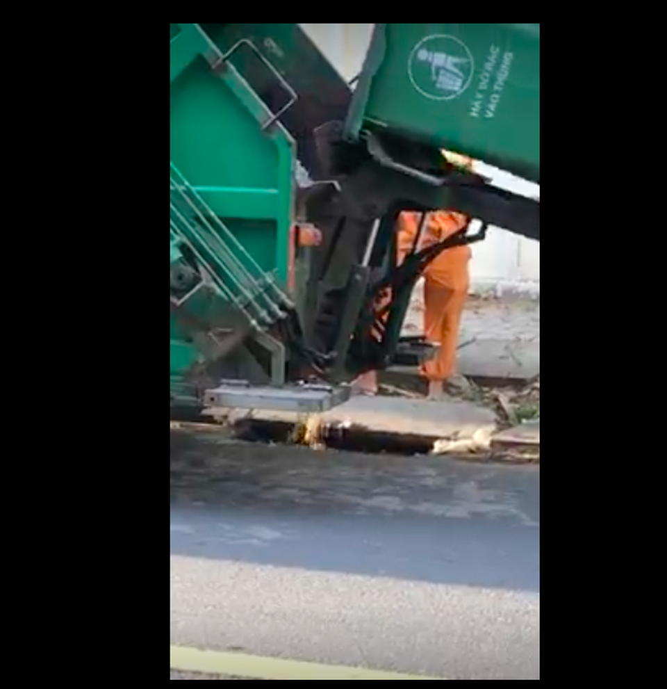 Đà Nẵng sẽ kỷ luật công nhân xả nước rỉ rác xuống cống đổ ra biển - 2
Hình ảnh được cho là công nhân môi trường đô thị xả nước rỉ rác xuống cống thoát nước trên đường Hoàng Kế Viêm (quận Ngũ Hành Sơn, Đà Nẵng).