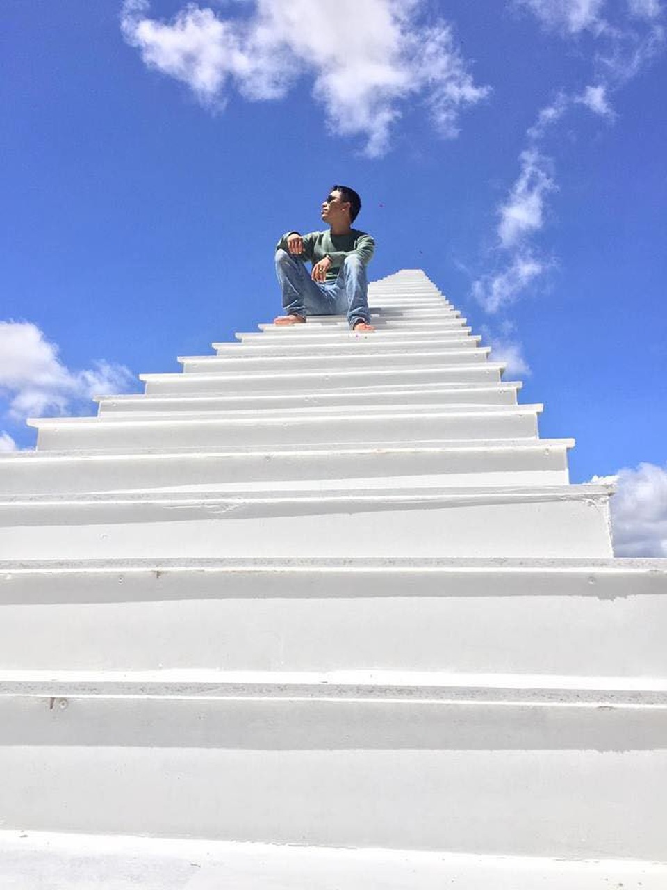 Với góc chụp từ dưới lên, tạo hiệu ứng độc đáo cho các bậc thag như chạm vào trời xanh.