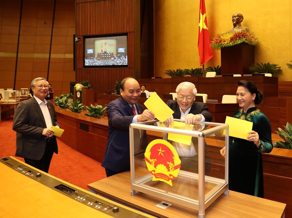 Quốc hội bỏ phiếu quyết định việc Tổng Bí thư đồng thời là Chủ tịch nước - Ảnh 2. Quốc hội bỏ phiếu quyết định việc Tổng Bí thư đồng thời là Chủ tịch nước - Ảnh 2.