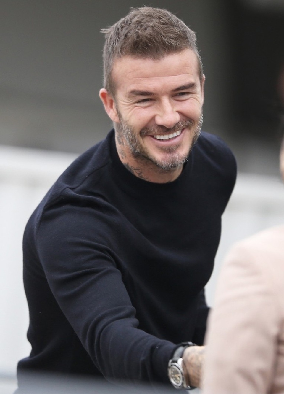 Vợ chồng David Beckham xuất hiện hạnh phúc sau lời tâm sự "hôn nhân không hề dễ dàng" - 6
David ngày càng quyến rũ và nổi tiếng. Anh không chỉ là một ngôi sao trong lĩnh vực thể thao mà còn là một ngôi sao giải trí với giá trị thương mại không nhỏ. Xung quanh David luôn có những bóng hồng xinh đẹp vây quanh nhưng cựu đội trưởng đội tuyển Anh luôn dành sự quan tâm số 1 cho gia đình.