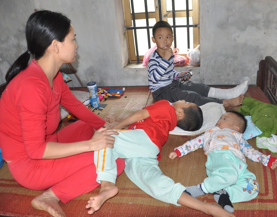 Mẹ nghèo khóc nghẹn trước cảnh 2 con bại não, 1 con bị ô tô đâm - 1 Chị Thơm trông 3 con để chồng đi làm thuê, kiếm bữa cơm, bữa cháo cho cả nhà.