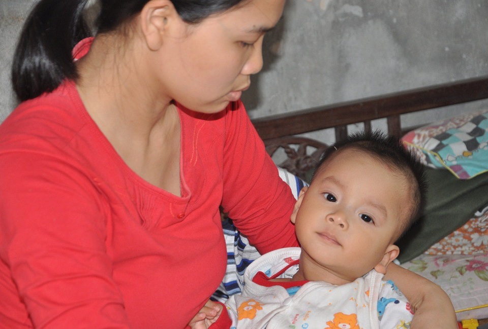Mẹ nghèo khóc nghẹn trước cảnh 2 con bại não, 1 con bị ô tô đâm - 5 Bé Nhật (1 tuổi) cũng mang bệnh bại não giống anh trai.