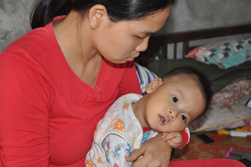 Mẹ nghèo khóc nghẹn trước cảnh 2 con bại não, 1 con bị ô tô đâm - 8 Bé Nhật rất cần được giúp đỡ để đến viện điều trị đều đặn.