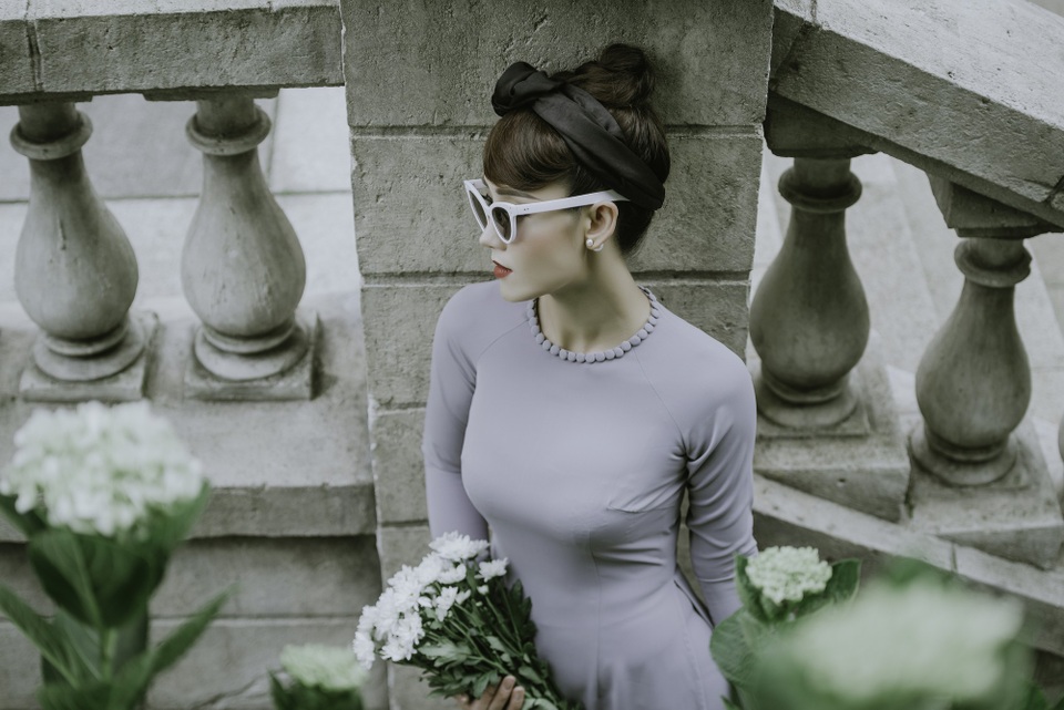 
Sao Xa tâm sự rằng, cô là người phụ nữ luôn khát khao yêu thương. Cô em gái duy nhất của cô đã ra đi mãi mãi sau một tai nạn khi cô mới 17 tuổi, điều này đã để lại trong lòng Sao Xa một nỗi đau và sự trống vắng không thể bù đắp. Chính vì thế, cô quyết định nhận con nuôi dù chưa lập gia đình. Cựu người mẫu đã trải qua hai lần đò và 7 đứa con là cái lãi duy nhất của cô.
