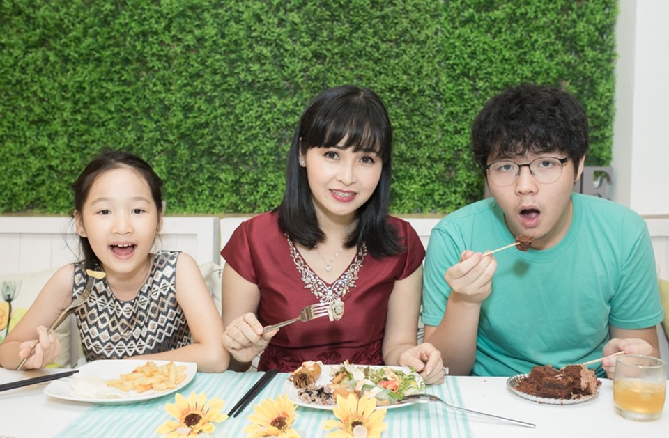 Hồ Quỳnh Hương chia sẻ áp lực khi làm giảng viên thanh nhạc - 4 Ca sĩ Trang Nhung cùng hai con đến ăn chay để ủng hộ cho đàn chị Hồ Quỳnh Hương.