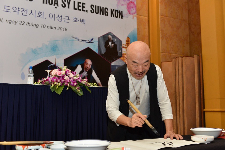 Hoạ sĩ Lee, Sung Kun trình diễn vẽ tranh Mã đáo.