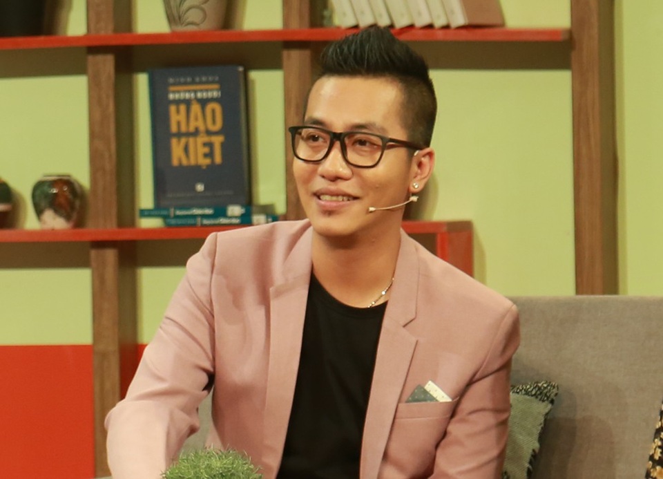 Hoàng Rapper cũng bày tỏ suy nghĩ của mình, anh nói: “Hoàng nghĩ rằng mỗi người phải cùng nhau tôn trọng cuộc sống của nhau. Là con dâu thì ngoan ngoãn, vâng lời còn ngược lại gia đình chồng cũng phải biết yêu thương, sống bình đẳng như con ruột của mình. Nhưng nói đi cũng phải nói lại, không chỉ có con dâu mà kể cả con rể, nếu ở rể cũng gặp những trường hợp tương tự.”