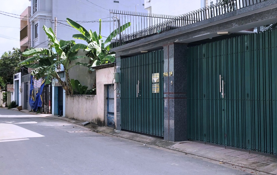Truy tìm lai lịch tài xế xe biển xanh 80B hú còi "vô tổ chức" - 1
Công an phường Cát Lái, quận 2 đã làm việc với chủ căn hộ nơi chiếc xe biển xanh 80B dừng lại.