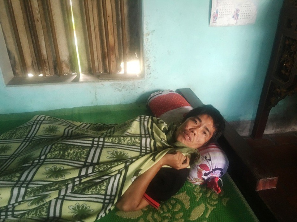 Mẹ phát điên sau khi con bị tai nạn mất ý thức - 2 Em Đỗ Văn Qúy bị tai nạn giao thông đứt mạch máu não, giờ đây không còn nhận biết được những việc xung quanh.