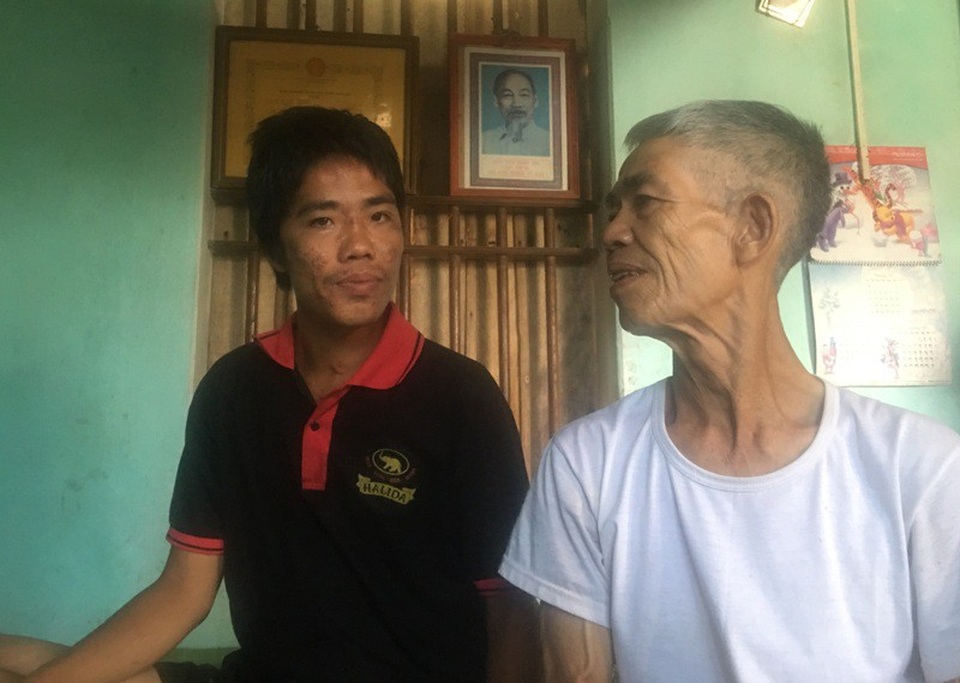 Mẹ phát điên sau khi con bị tai nạn mất ý thức - 5 Hàng ngày, ông Cường hết chăm vợ, lại lo cho con.