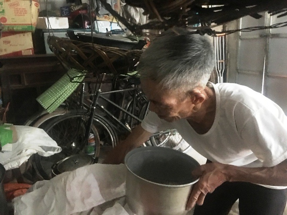 Mẹ phát điên sau khi con bị tai nạn mất ý thức - 6 Mọi sinh hoạt trong gia đình đều do một tay ông Cường lo toan.
