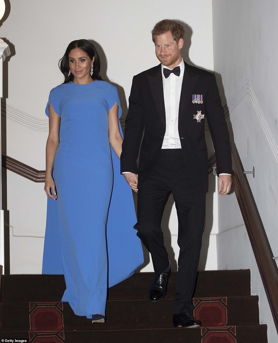 Meghan Markle thanh lịch trong bộ váy xanh - 2
Cựu diễn viên điện ảnh đẹp tinh tế sánh đôi bên chồng