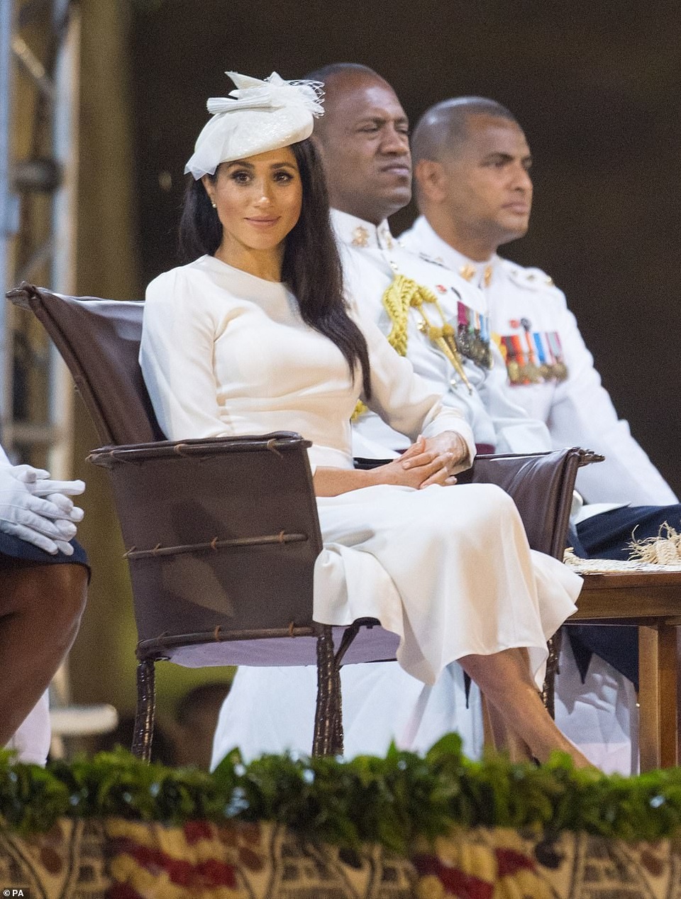 Meghan Markle thanh lịch trong bộ váy xanh - 4
Công nương xinh đẹp diện bộ váy trắng sang trọng trong tiệc chào đón ở Fiji