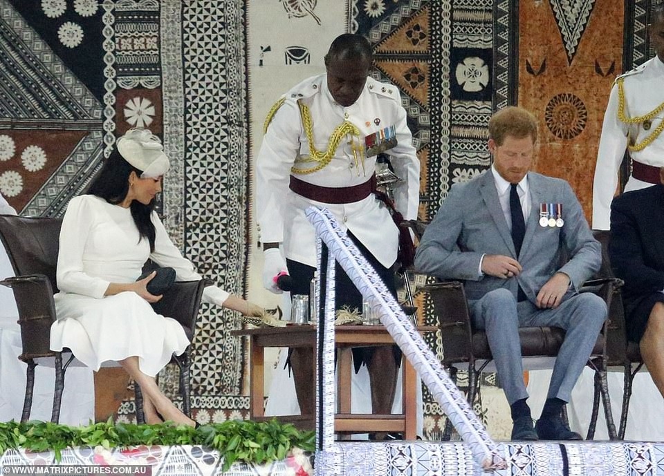 Meghan Markle thanh lịch trong bộ váy xanh - 5
Công nương và chồng là tâm điểm thu hút sự chú ý