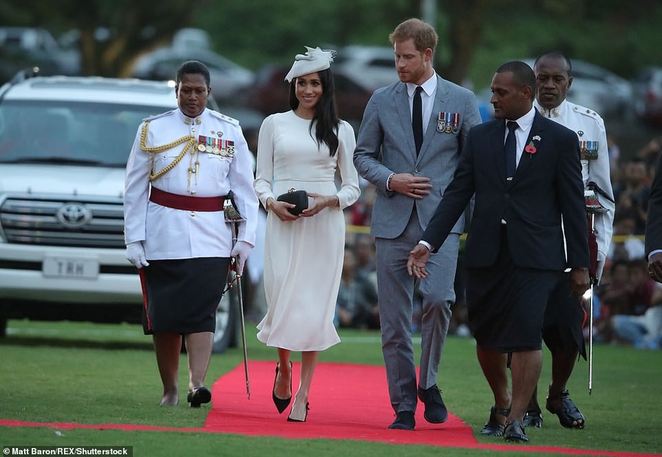 Meghan Markle thanh lịch trong bộ váy xanh - 7
Cô vẫn rất năng động và tươi tắn khi dự sự kiện