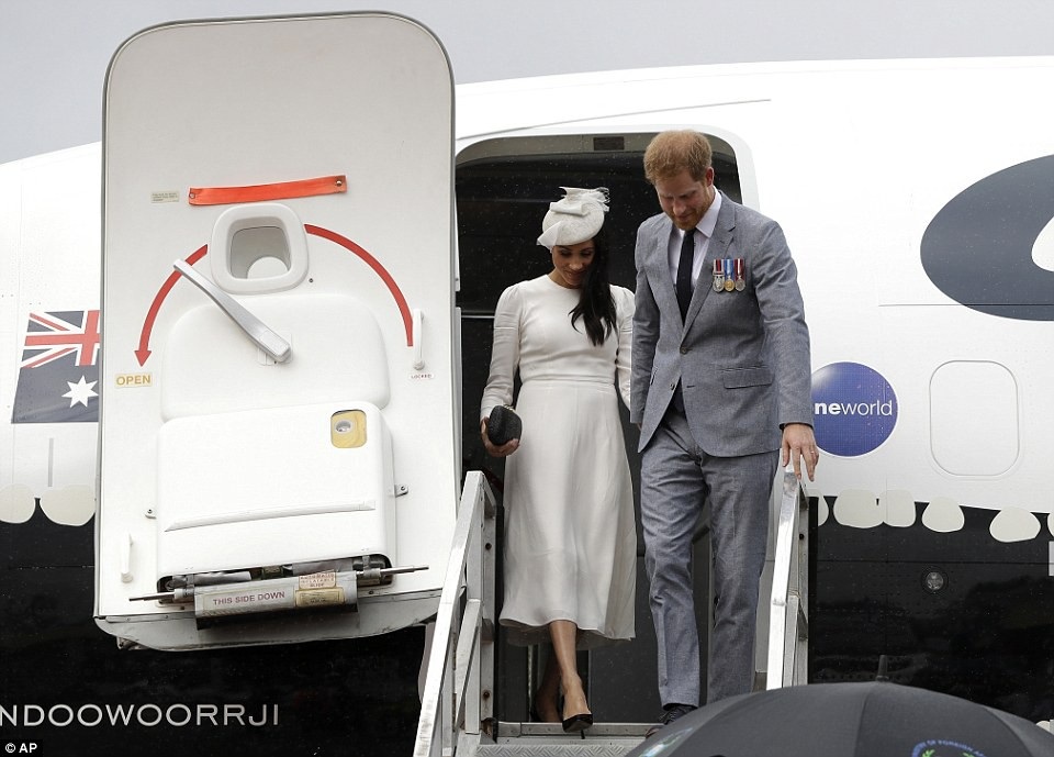 Meghan Markle thanh lịch trong bộ váy xanh - 11 Meghan Markle thanh lịch trong bộ váy xanh - 11