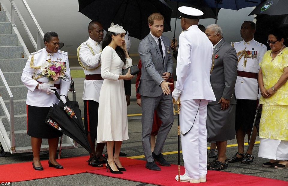 Meghan Markle thanh lịch trong bộ váy xanh - 12 Meghan Markle thanh lịch trong bộ váy xanh - 12