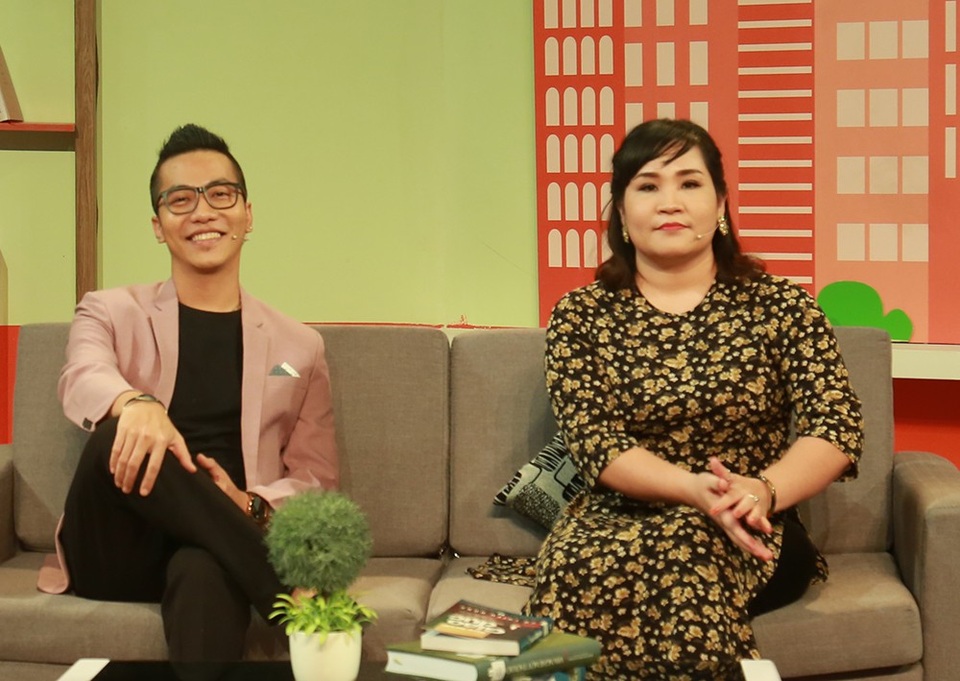 Chuyên gia tâm lý Tô Nhi A cũng đưa ra kết luận làm sao để cô con dâu khi về nhà chồng tìm được tiếng nói chung và làm sống tốt khi thay đổi môi trường và thiết lập một mối quan hệ mới: “Người chồng nên lựa lời và có những chia sẻ phù hợp để bạn đời của mình dễ tiếp nhận thông tin từ gia đình. Bên cạnh đó cũng hãy luôn bao dung và cho nhau thời gian để thích nghi tất cả. Vì dù ở trong bất cứ một môi hoàn cảnh nào, con người cũng cần một khoảng thời gian đủ dài để làm quen, hình thành những thói quen tương thích.”