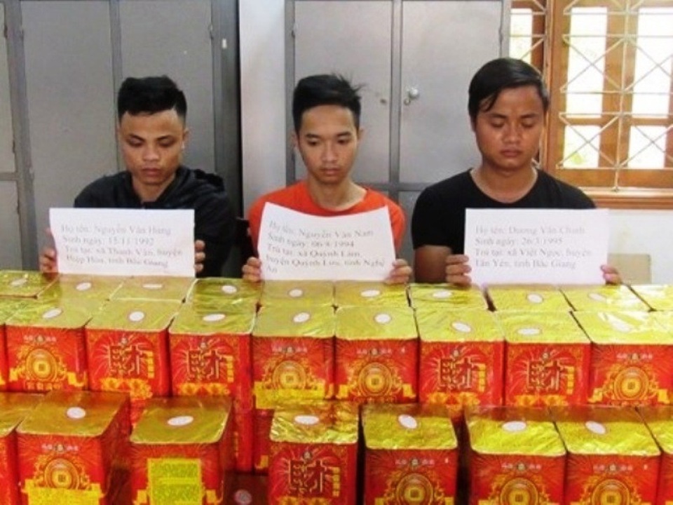 Vượt hàng trăm cây số từ Bắc Giang vào Nghệ An để buôn pháo lậu - 1 3 đối tượng cùng tang vật tại CQĐT.