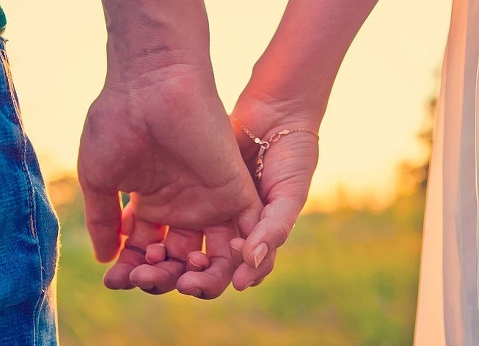 Cách nắm tay tiết lộ gì về mối quan hệ của bạn? - 1 Cách nắm tay tiết lộ gì về mối quan hệ của bạn? - 1