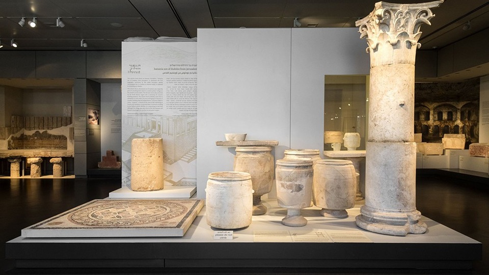 Hiện tại, cột đá có khắc chữ 2000 năm tuổi đã được đưa vào viện bảo tàng.