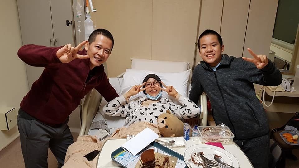 Đạo diễn "Những ngọn nến trong đêm" mất 8 tỷ một năm chữa ung thư máu cho con - 3 Đỗ Đức Thành luôn thể hiện sự lạc quan và truyền tinh thần đó cho con gái.