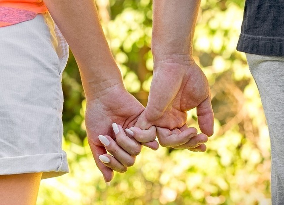 Cách nắm tay tiết lộ gì về mối quan hệ của bạn? - 4 Cách nắm tay tiết lộ gì về mối quan hệ của bạn? - 4