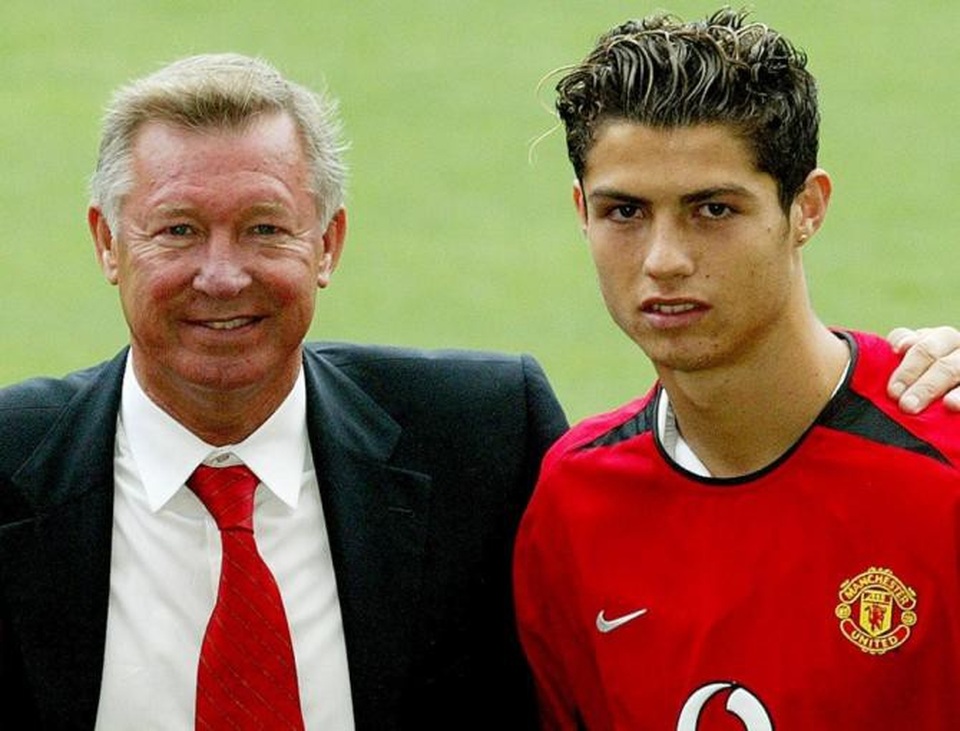 C.Ronaldo trở lại Old Trafford: Nơi ươm mầm của sự vĩ đại - 1
Sir Alex Ferguson chào đón C.Ronaldo trong ngày ra mắt MU