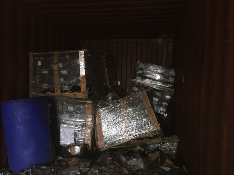 Thép Posco SS Vina "trộn" ốc vít, linh kiện ô tô vào phế liệu nhập về Việt Nam - 1 Số hàng vi phạm bị phát hiện trong Container