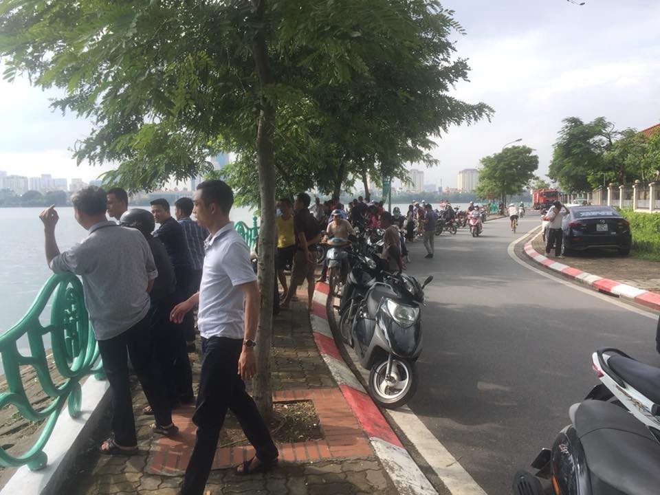 Tìm thấy thi thể người đàn ông đi mò trai ở Hồ Tây - 2 Người dân theo dõi vụ việc. (Ảnh: Tuấn Anh).