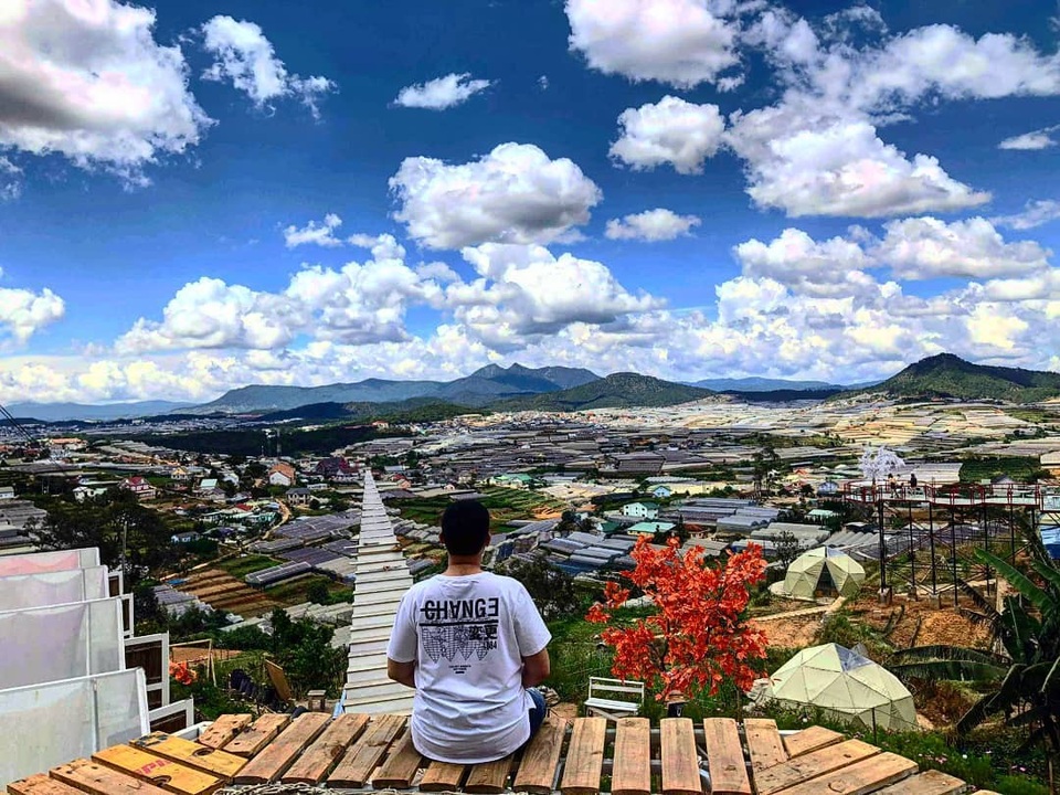 Ngay sau khi hoàn thiện, hình ảnh chiếc cầu thang trắng lập tức gây “sốt” và trở thành điểm check-in lý tưởng cho các bạn trẻ.