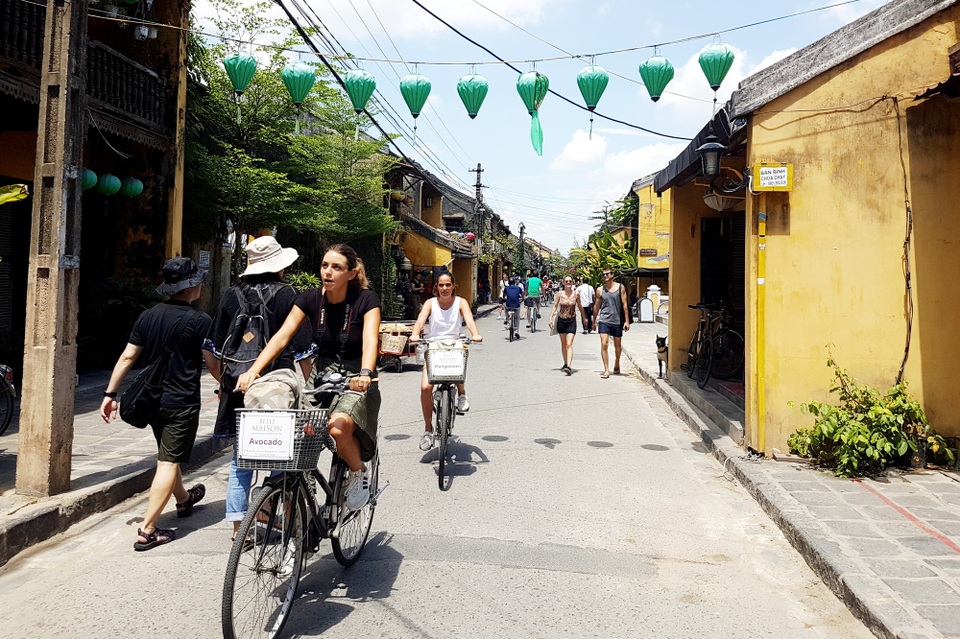 Khởi động dự án phát triển giao thông bằng xe đạp tại Hội An - 2 Du khách đi xe đạp, tham quan trong phố cổ Hội An