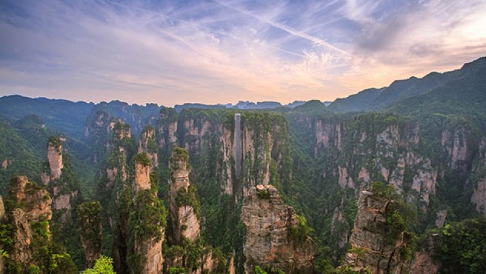 Công trình nằm trong khuôn viên của công viên quốc gia Trương Gia Giới, tỉnh Hồ Nam, Trung Quốc