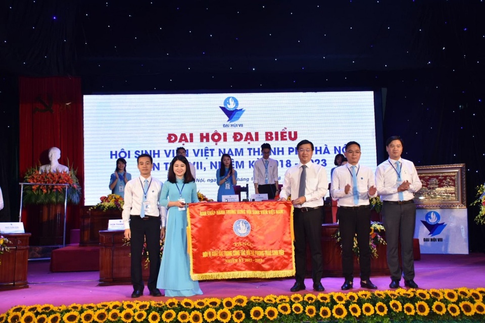 Hội Sinh viên thành phố Hà Nội nhận cờ thi đua xuất sắc của Trung ương Hội Sinh viên Việt Nam. (Ảnh: Vương Đức)