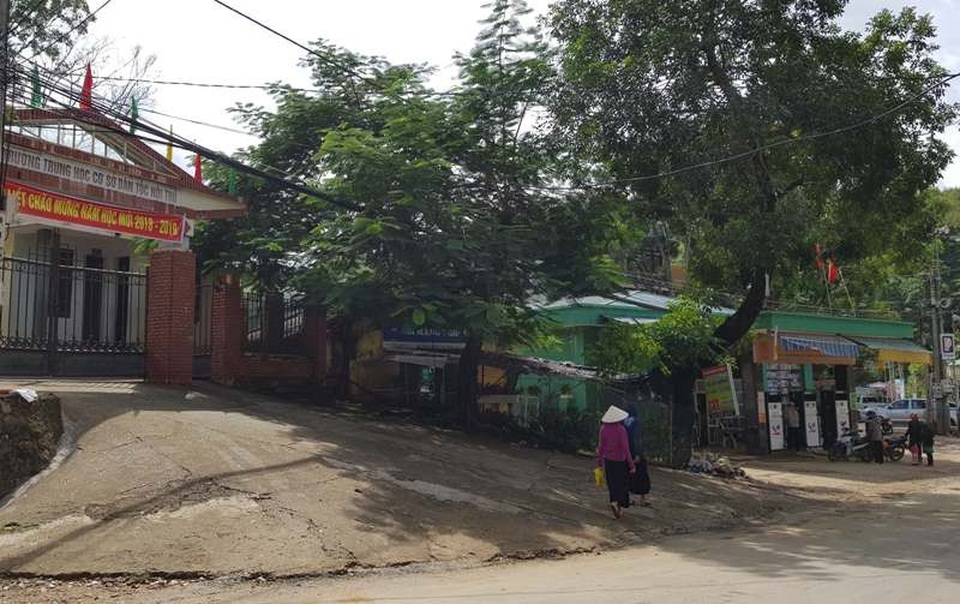 Báo cáo Chủ tịch tỉnh việc cửa hàng xăng dầu cạnh trường học - 1 Trước mắt vẫn chưa thể di chuyển cửa hàng xăng dầu đi nơi khác.