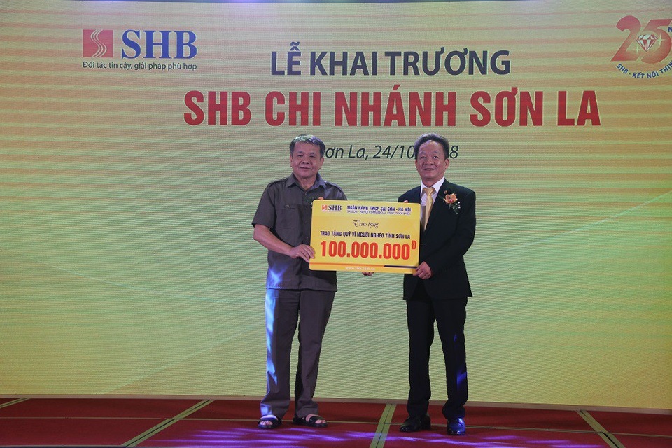 Khai trương chi nhánh Sơn La, SHB tăng cường sự hiện diện tại Tây Bắc - 4 Chủ tịch HĐQT SHB – ông Đỗ Quang Hiển trao tặng món quà trị giá 100 triệu đồng cho quỹ “Vì người nghèo tỉnh Sơn La” cho đại diện UB MTTQ Việt Nam tỉnh Sơn La – ông Lò Mai Kiên